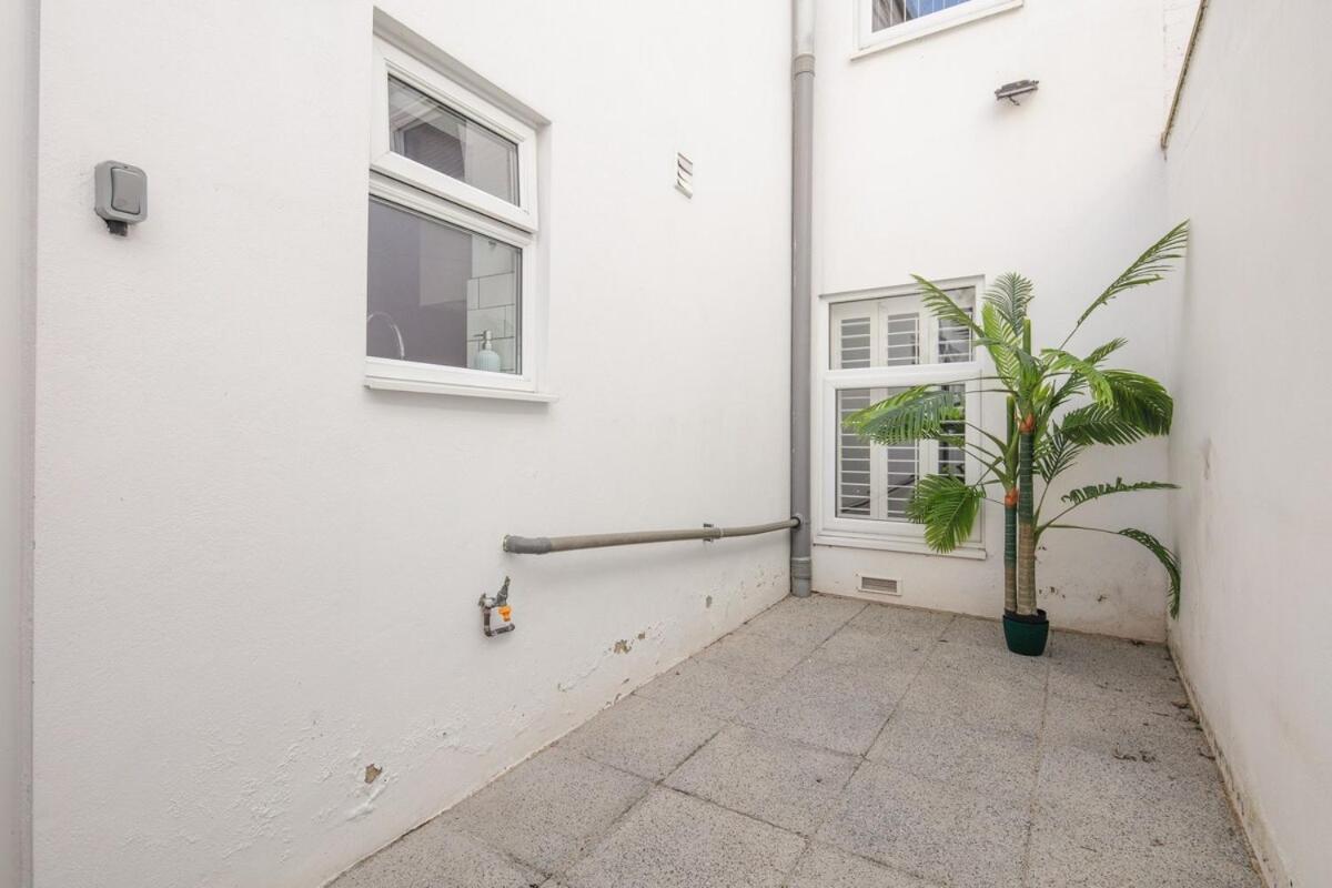 Spacious 3 Bedroom Home With Ps5 And Pool Table Near O2 Arena Canary Wharf And Elizabeth Line To Central Londen Buitenkant foto