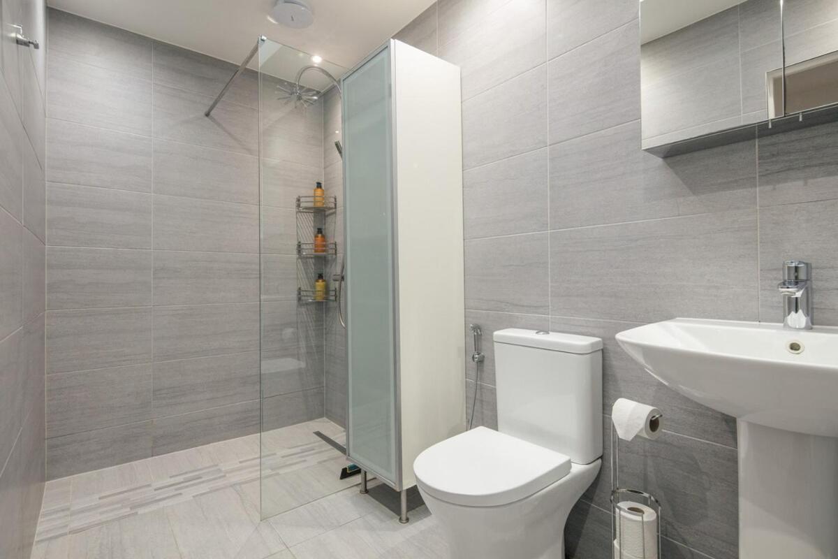 Spacious 3 Bedroom Home With Ps5 And Pool Table Near O2 Arena Canary Wharf And Elizabeth Line To Central Londen Buitenkant foto