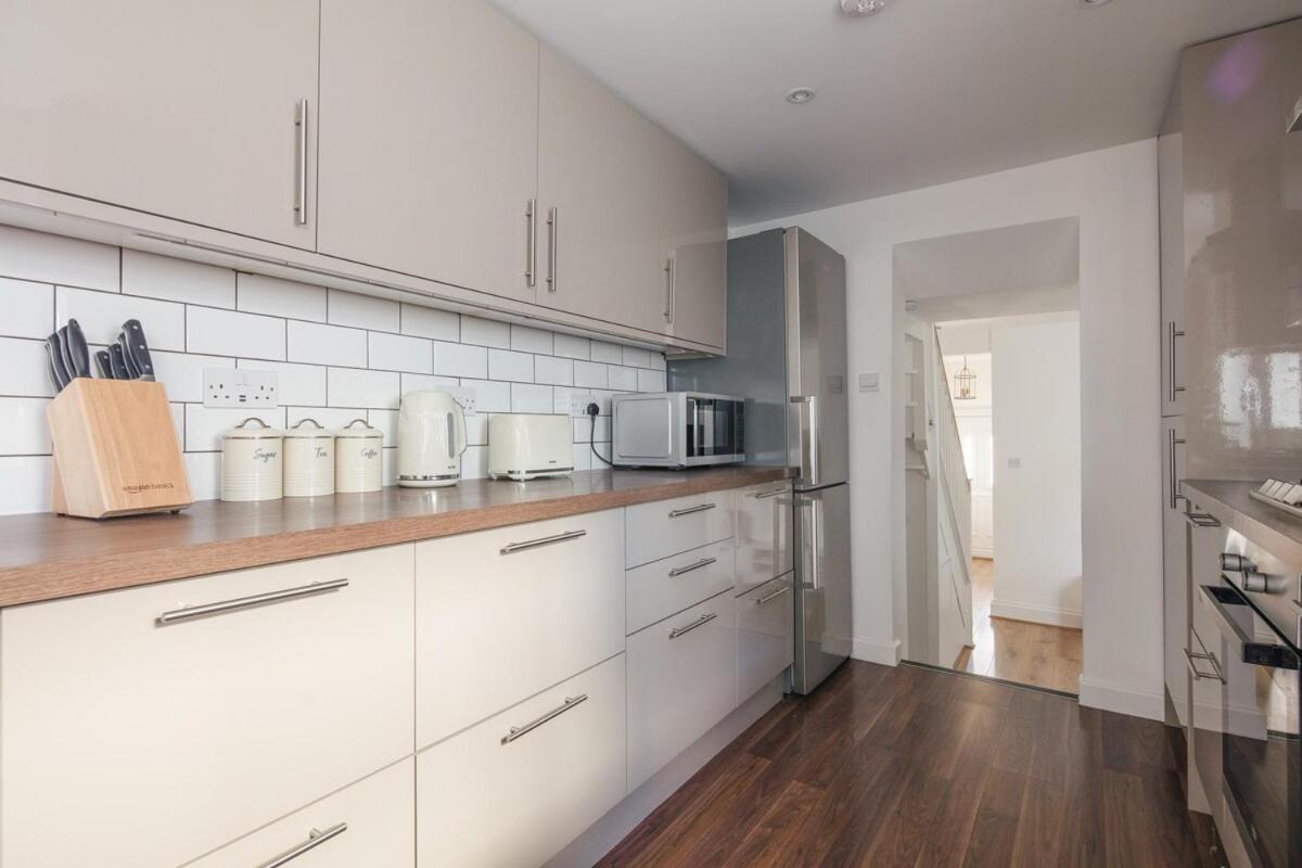 Spacious 3 Bedroom Home With Ps5 And Pool Table Near O2 Arena Canary Wharf And Elizabeth Line To Central Londen Buitenkant foto