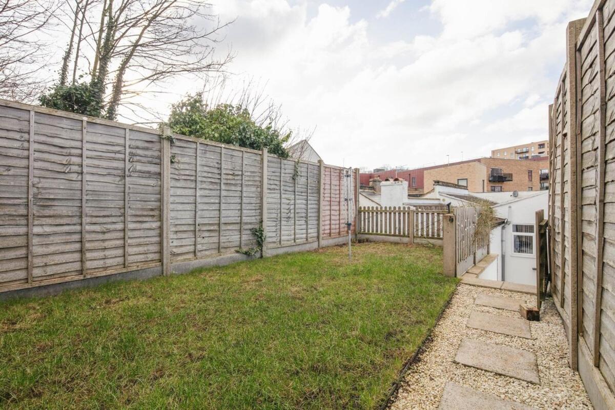 Spacious 3 Bedroom Home With Ps5 And Pool Table Near O2 Arena Canary Wharf And Elizabeth Line To Central Londen Buitenkant foto