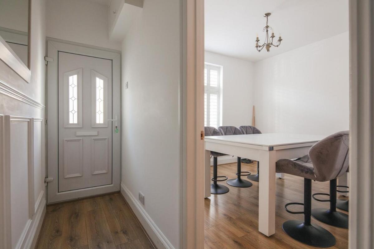 Spacious 3 Bedroom Home With Ps5 And Pool Table Near O2 Arena Canary Wharf And Elizabeth Line To Central Londen Buitenkant foto