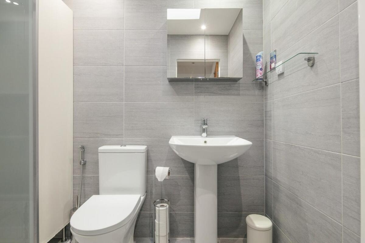 Spacious 3 Bedroom Home With Ps5 And Pool Table Near O2 Arena Canary Wharf And Elizabeth Line To Central Londen Buitenkant foto