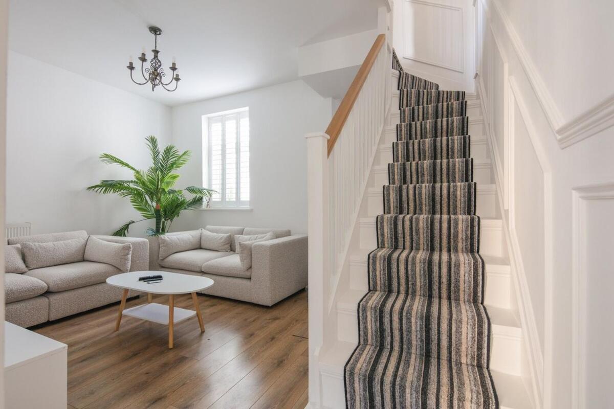 Spacious 3 Bedroom Home With Ps5 And Pool Table Near O2 Arena Canary Wharf And Elizabeth Line To Central Londen Buitenkant foto