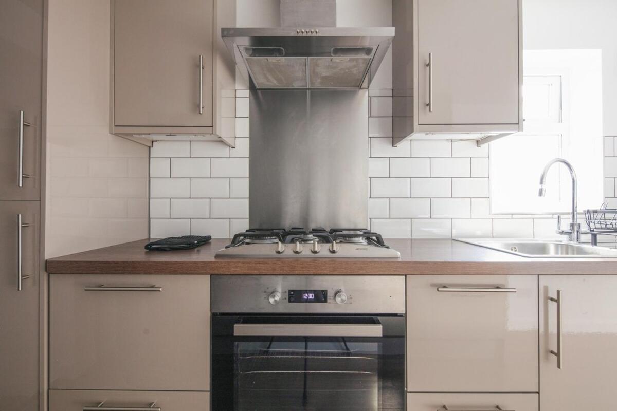 Spacious 3 Bedroom Home With Ps5 And Pool Table Near O2 Arena Canary Wharf And Elizabeth Line To Central Londen Buitenkant foto