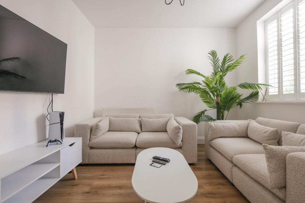 Spacious 3 Bedroom Home With Ps5 And Pool Table Near O2 Arena Canary Wharf And Elizabeth Line To Central Londen Buitenkant foto