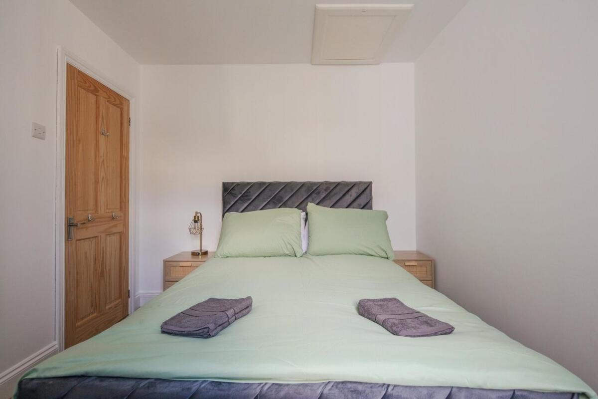 Spacious 3 Bedroom Home With Ps5 And Pool Table Near O2 Arena Canary Wharf And Elizabeth Line To Central Londen Buitenkant foto