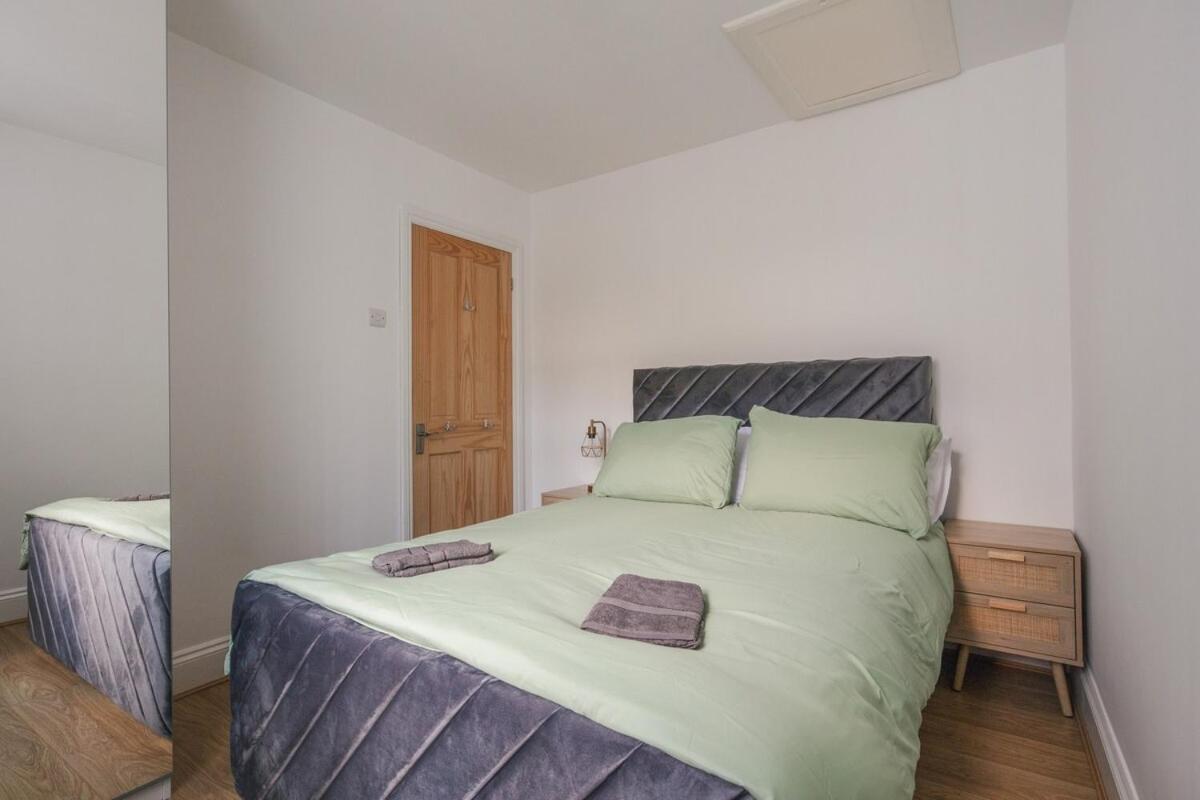 Spacious 3 Bedroom Home With Ps5 And Pool Table Near O2 Arena Canary Wharf And Elizabeth Line To Central Londen Buitenkant foto