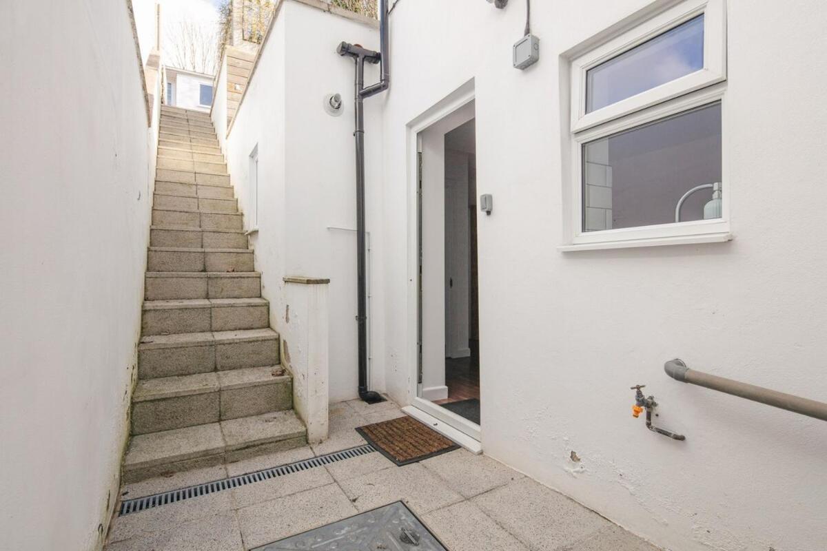 Spacious 3 Bedroom Home With Ps5 And Pool Table Near O2 Arena Canary Wharf And Elizabeth Line To Central Londen Buitenkant foto