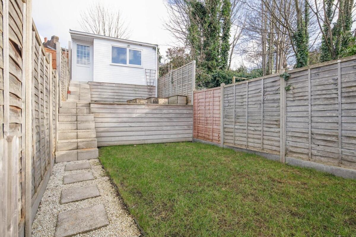 Spacious 3 Bedroom Home With Ps5 And Pool Table Near O2 Arena Canary Wharf And Elizabeth Line To Central Londen Buitenkant foto