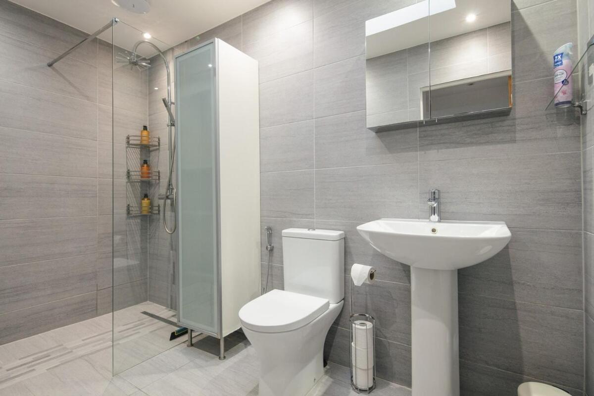 Spacious 3 Bedroom Home With Ps5 And Pool Table Near O2 Arena Canary Wharf And Elizabeth Line To Central Londen Buitenkant foto