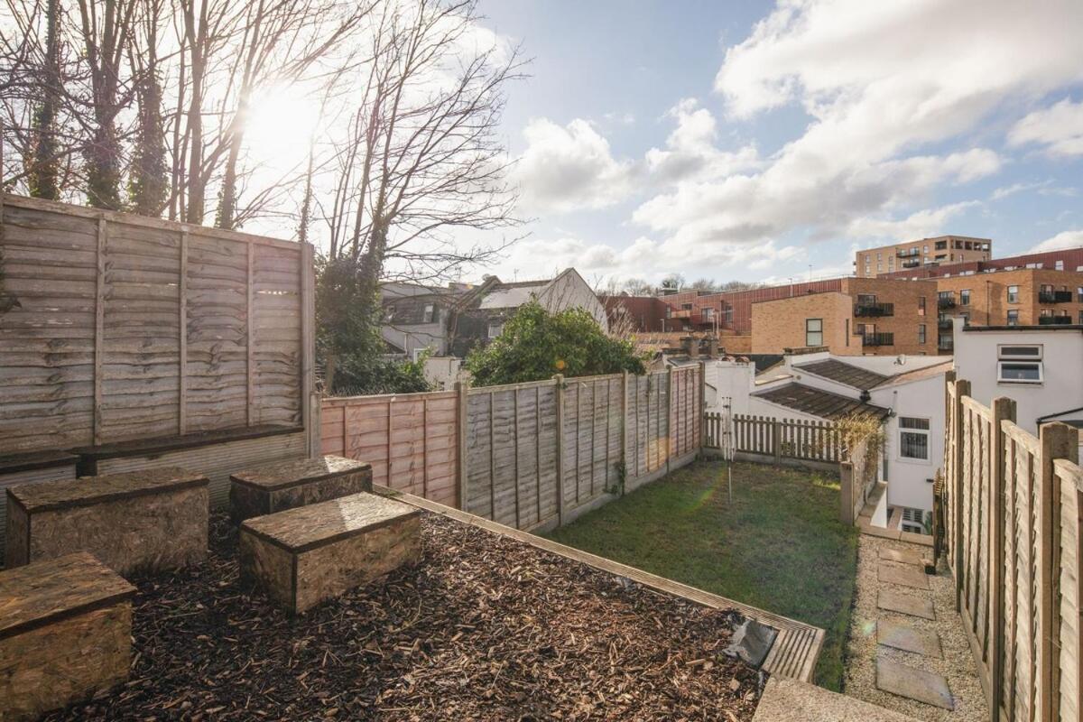 Spacious 3 Bedroom Home With Ps5 And Pool Table Near O2 Arena Canary Wharf And Elizabeth Line To Central Londen Buitenkant foto