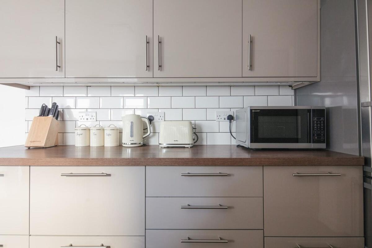 Spacious 3 Bedroom Home With Ps5 And Pool Table Near O2 Arena Canary Wharf And Elizabeth Line To Central Londen Buitenkant foto