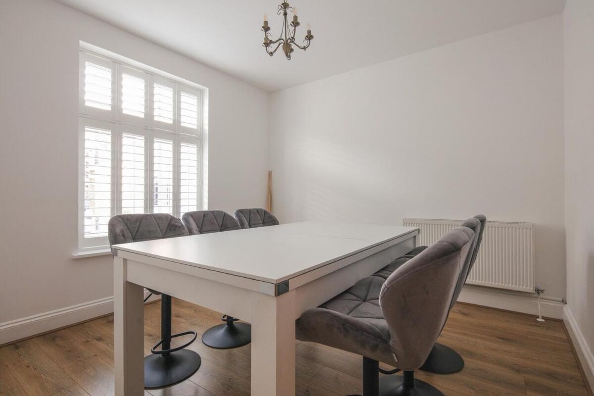 Spacious 3 Bedroom Home With Ps5 And Pool Table Near O2 Arena Canary Wharf And Elizabeth Line To Central Londen Buitenkant foto