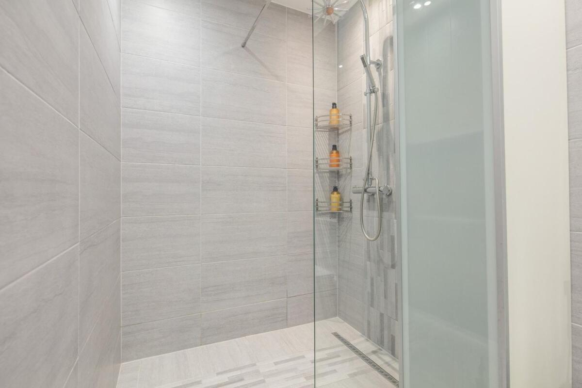 Spacious 3 Bedroom Home With Ps5 And Pool Table Near O2 Arena Canary Wharf And Elizabeth Line To Central Londen Buitenkant foto