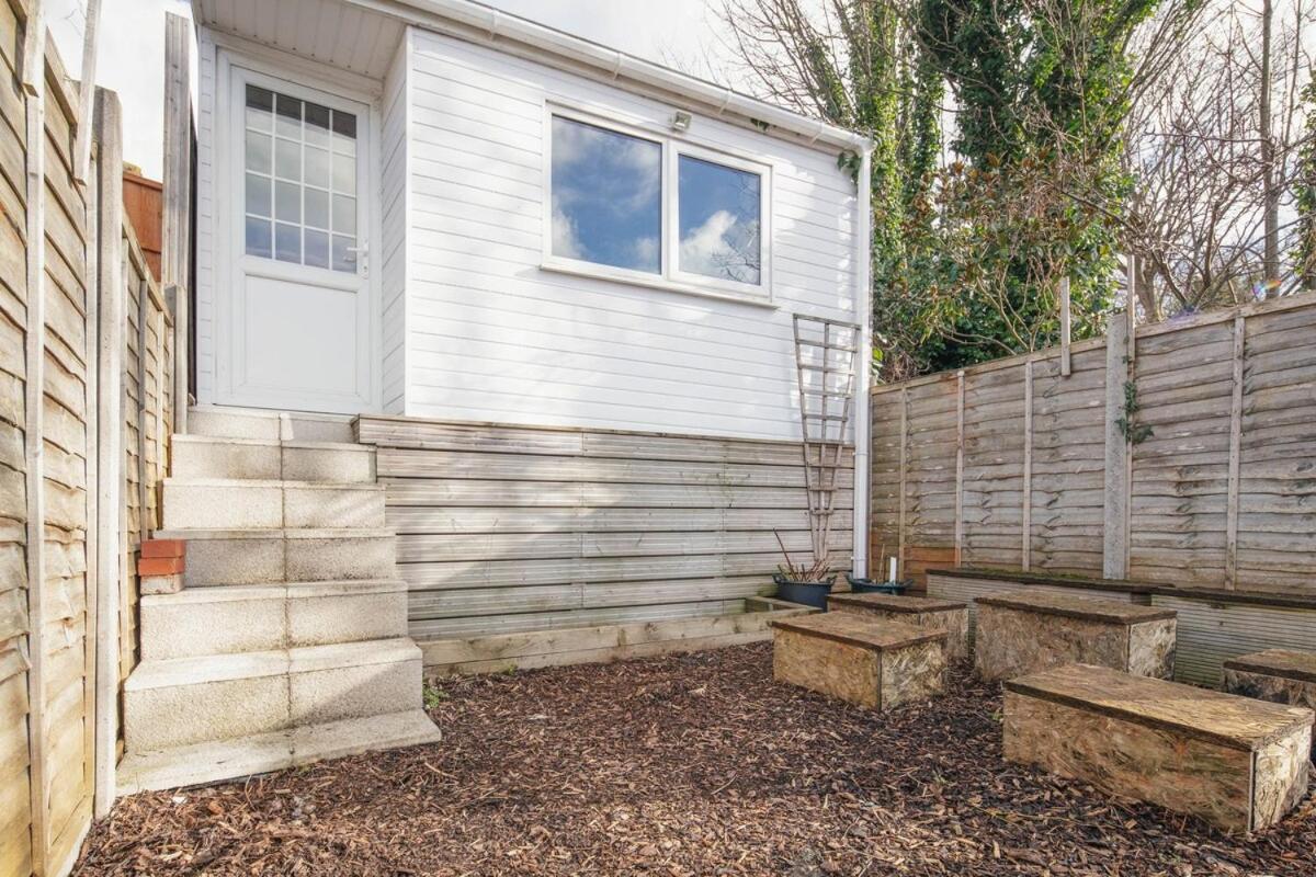 Spacious 3 Bedroom Home With Ps5 And Pool Table Near O2 Arena Canary Wharf And Elizabeth Line To Central Londen Buitenkant foto