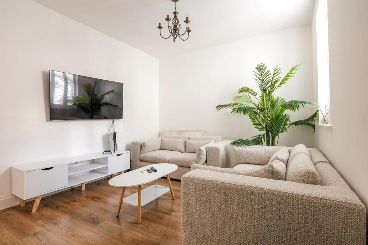 Spacious 3 Bedroom Home With Ps5 And Pool Table Near O2 Arena Canary Wharf And Elizabeth Line To Central Londen Buitenkant foto